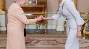 Angelina Jolie condecorada por la reina Isabel II por su lucha contra la violencia sexual