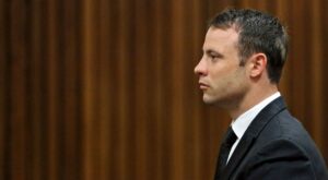 Oscar Pistorius es condenado a cinco años de cárcel por el homicidio de su novia