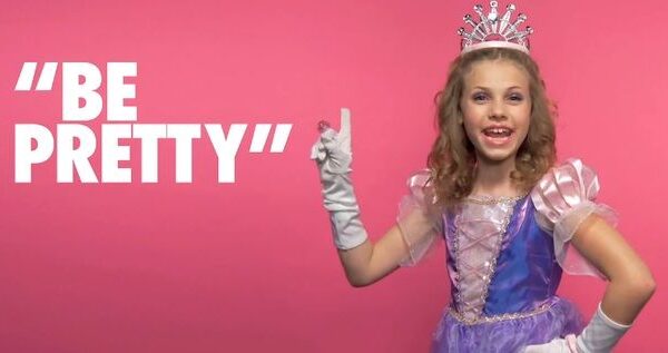 Unas niñas nos dan una lección de feminismo: ¡una lucha por la igualdad de género!