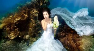 Novias sirena: ¿Te atreverías a sumergirte bajo el agua para hacer tu álbum de boda?