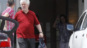 Almodóvar, Pilar Bardem y Mónica Cruz visitan al bebé de Penélope