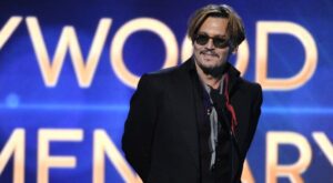 Johnny Depp aparece borracho en la gala de los Hollywood Film Awards 2014