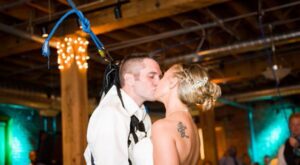 ¡Nada es imposible! Un novio abandona su silla de ruedas para bailar el vals nupcial con su mujer