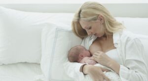 Una madre es obligada a taparse con una servilleta mientras da de mamar a su bebé