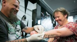 Una historia entrañable: un tatuador regala calcomanías a una mujer con Síndrome de Down