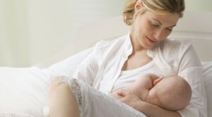 Dar el pecho en público: el derecho de las mujeres a amamantar sin sentirse incómodas