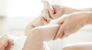 Yoga extremo para bebés: el nuevo vídeo que ha sembrado la polémica en Internet