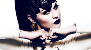 La modelo con una pierna de Swarovski