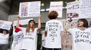 ‘The Sun’ rectifica y afirma que volverá a publicar su polémica página 3