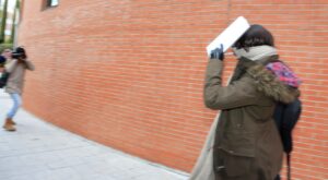 Patricia Conde, disfrazada para despistar a los fotógrafos en los Juzgados