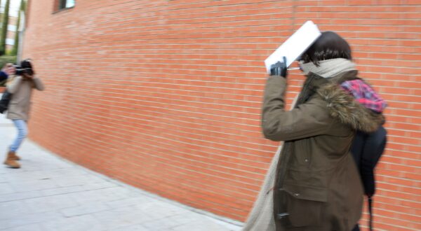 Patricia Conde, disfrazada para despistar a los fotógrafos en los Juzgados