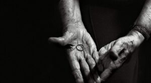 10 supervivientes de Auschwitz retratados 72 años después de su liberación