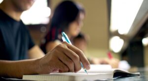 Un tercio de los jóvenes españoles cree «aceptable» prohibir trabajar o ver a amigos a sus parejas