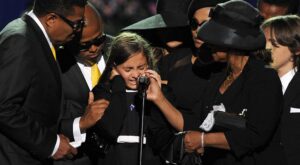 Los hijos de Michael Jackson lo encontraron inconsciente en la habitación de un hotel