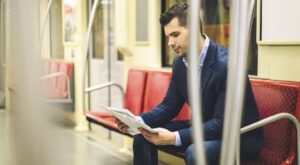 Lo último en Instagram: hombres sexys que leen en el metro