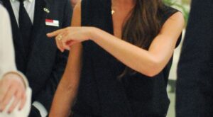 Victoria Beckham acude al colegio de su hijo en helicóptero