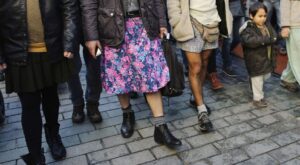 Cientos de hombres turcos se visten con minifalda para denunciar la violencia de género