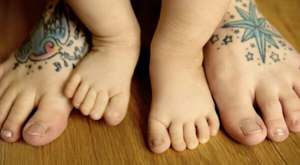 Un matrimonio se tatúa la mancha de nacimiento de su hija para no hacerla sentir diferente