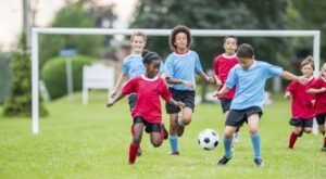 [VÍDEO] Un entrenador de fútbol desata la polémica por propinarle una fuerte patada a un niño