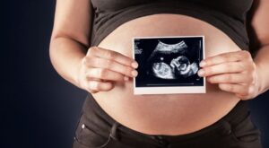 [Vídeo] Un bebé «juega» dentro del vientre de su madre