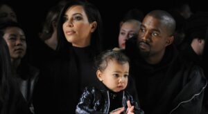 Kim Kardashian juega a modificar el color de los ojos de su hija