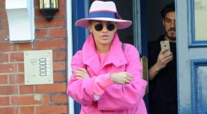 Rita Ora abusa del rosa, el peor look de la semana
