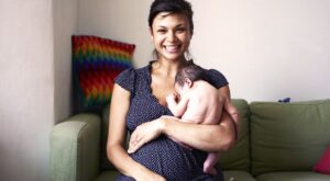 ¡Feliz cumpledía! La fotógrafa que celebra la vida capturando imágenes de madres con sus bebes recién nacidos