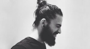 Hombres con moño, la nueva tendencia masculina que nos encanta