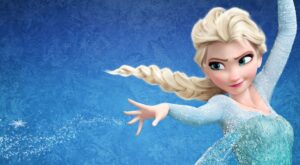 Un padre se disfraza de la princesa Elsa para acompañar a su hija a una fiesta