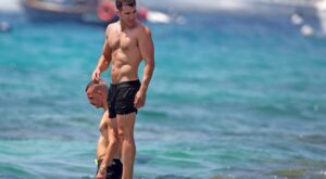 Los 33 años de Miguel Ángel Silvestre a través de un viaje en el tiempo