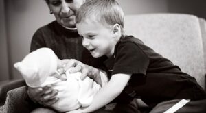 30 imágenes que muestran la reacción de varios hermanos al verse por primera vez