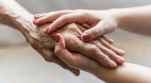 Descubre por qué una residencia de ancianos en Holanda está llena de estudiantes