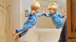 Un padre «hace volar» a su hijo con síndrome de Down en una serie de fotografías entrañables