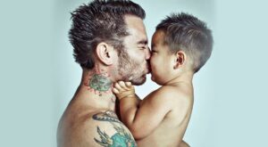 ¿Tipos duros? ¡No! Los papás tatuados más tiernos