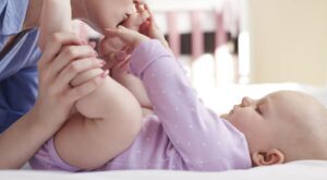 El cordón umbilical, ¿qué es y qué cuidados requiere después de cortarlo?