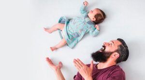 Un papá «lanza por los aires» a su hija recién nacida