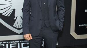 El sexy Charlie Hunnam da plantón a Christian Grey