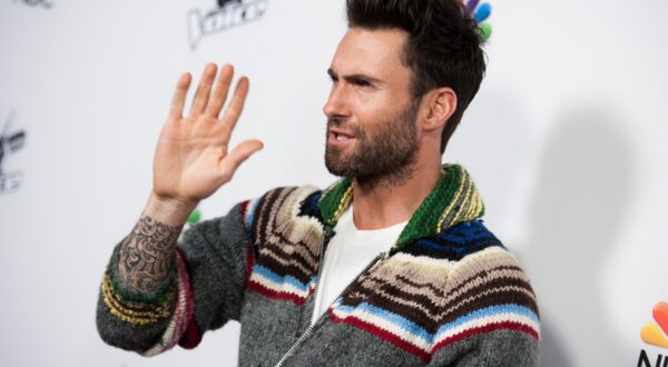 Adam Levine, rociado con harina mientras firmaba autógrafos