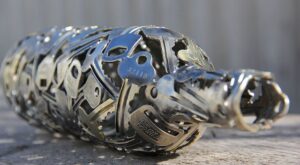 Un artista crea esculturas a base de llaves y monedas