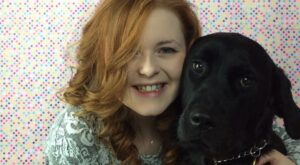 ¿Qué es realmente la belleza? La lección de Lucy, una youtuber de maquillaje ciega