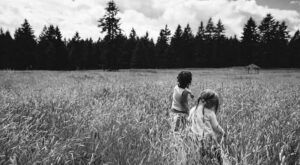 Una mamá fotógrafa captura la preciosa relación entre su hija biológica y su hija adoptada