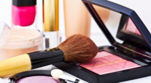 El peligro de usar cosméticos falsos