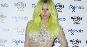 Kesha brilla, pero con el peor look de la semana