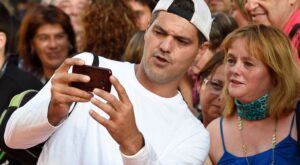 Frank Cuesta revoluciona las redes con su nuevo look monjil