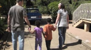 [Vídeo] Emociónate con el encuentro de estos papás y sus hijos adoptivos