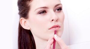 La peligrosa tendencia de maquillarse con las pinturas del colegio