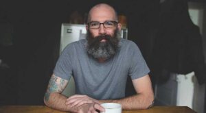 Un padre se tatúa los dibujos de su hijo de 5 años