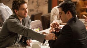 ¿Un beso puede herir tu sensibilidad? Un canal de televisión desata la polémica al censurar una escena gay