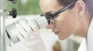 Mujeres científicas responden a los comentarios machistas de un Premio Nobel con una original iniciativa