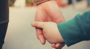 Los padres de un niño con cáncer cerebral recaudan dinero para cumplir sus últimos desos